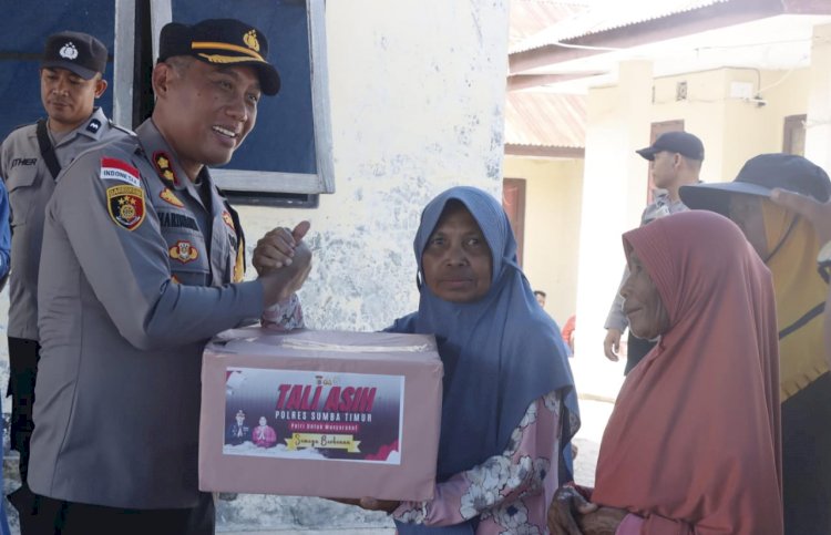 Kunjungi Pulau Perbatasan, Kapolres Sumba Timur Salurkan Tali Asih Kapolda NTT