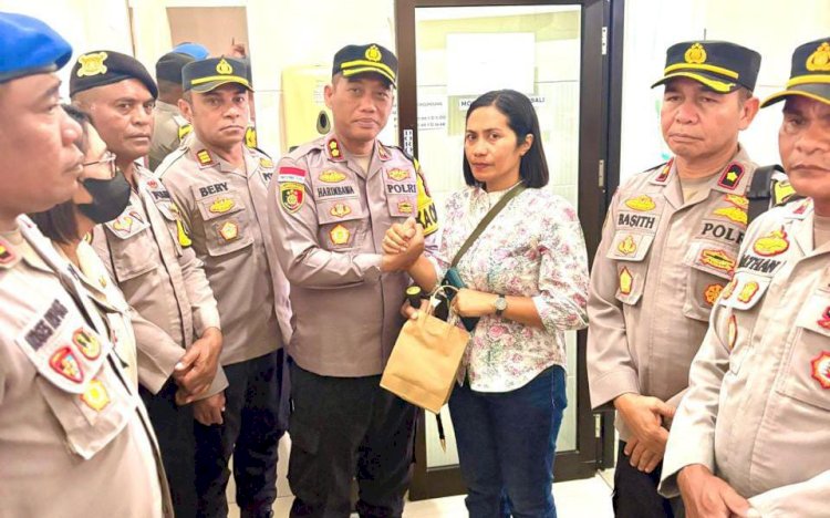 Kapolres Sumba Timur Jenguk Anggota yang Sakit, Berikan Dukungan dan Harapan