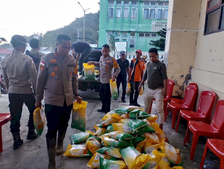 Polres Nagekeo-Polda NTT Salurkan Bantuan Beras untuk Warga Terdampak Banjir Bandang di Mauponggo