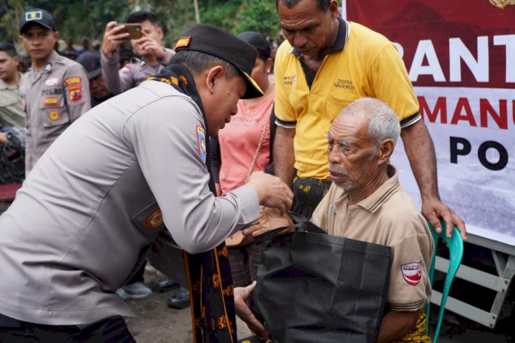 Bantuan Kemanusiaan Polri Tiba di Mauponggo, Disambut Antusias Warga dan Bupati