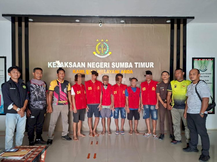 Polsek Pandawai Serahkan 6 Tersangka Kasus Curnak ke Kejari Waingapu