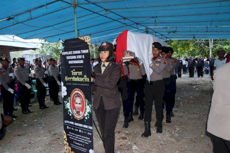 Polres Sumba Timur Gelar Upacara Pemakaman Secara Kedinasan untuk Lettu Purn. Marthinus Wunu Tanda