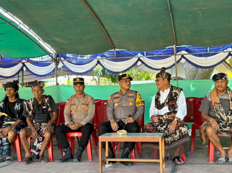 Kapolres Sumba Timur Hadiri Pelayatan Almarhum Bapak Raja Pau di Kampung Adat Pau Umabara