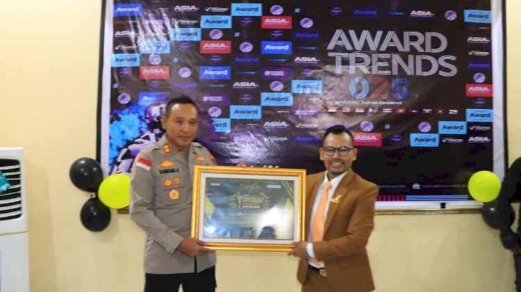 Seminar Nasional Peringati Hari Pahlawan 2025, Kapolres Sikka Terima Penghargaan “Best Inspiring and Visionary” dari Indonesia Visionary Leader