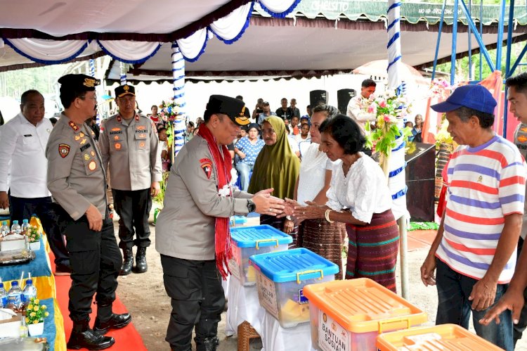 Wakapolri Bersama Perwakilan Akpol ’90 Dhira Brata Resmikan Sumur Bor dan Serahkan Bantuan untuk 2.983 Warga Pengungsi Lewotobi di Huntara II Konga