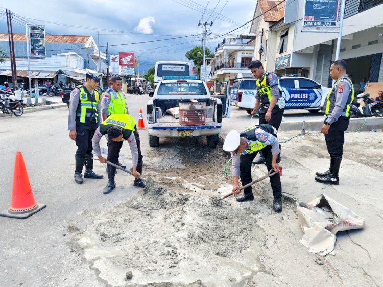 Tak Ingin Ada Korban Kecelakaan, Satlantas Perbaiki Jalan Berlubang