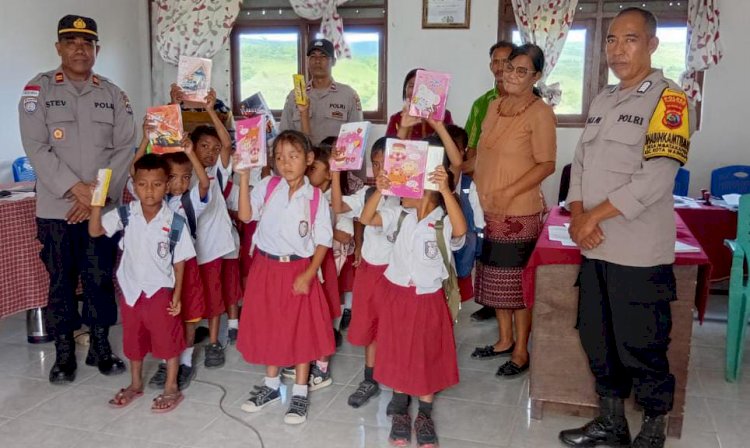 Polres Sumba Timur Sambangi SD Negeri Rapamanu, Salurkan Bantuan Alat Tulis