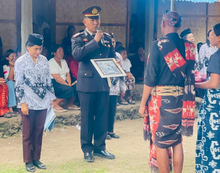 Kapolsek Pandawai Pimpin Upacara Pemakaman Kedinasan Guru SMPN I Pandawai