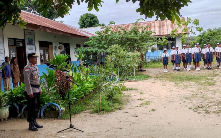 Jadi Irup di SMP Katolik Padadita, Kasiwas Polres Sumba Timur Tekankan Disiplin dan Kamtibmas