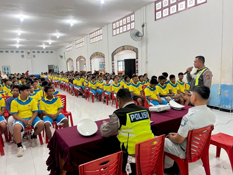 Satlantas Polres Sumba Timur Sosialisasikan Tertib Berlalu Lintas dan Aktifkan PKS di SMAK Andaluri