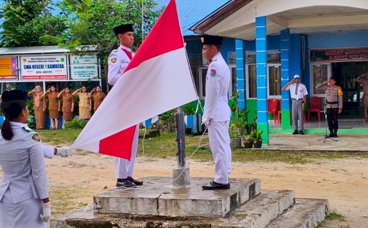 Pimpin Upacara di SMA Negeri 1 Kambera, Kasat Samapta Polres Sumba Timur  Sampaikan Edukasi Penting untuk Generasi Muda