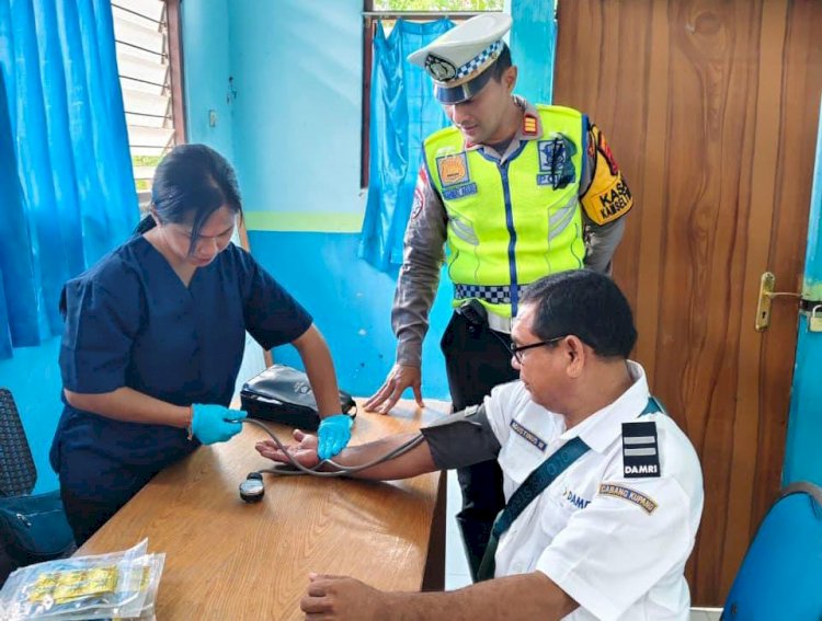 Satlantas Polres Sumba Timur dan Instansi Terkait Laksanakan Ramp Check Bus Damri  dan Cek Kesehatan Pengemudi Jelang Lebaran 2026