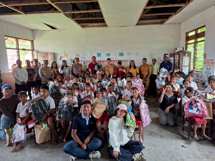 Peduli Pendidikan di Sumba Timur, Wakapolda NTT Beri Bantuan Untuk Siswa dan Sekolah