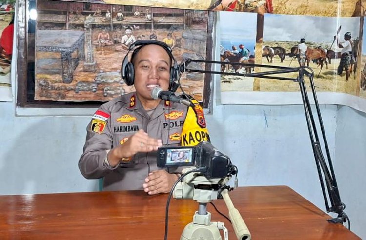 Lewat Talk Show Radio, Kapolres Sumba Timur Ajak Masyarakat Manfaatkan Layanan 110 dan WA Lapor Pamapta