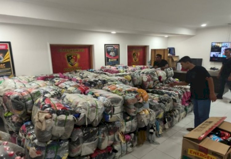 Polda NTT Bongkar Jaringan Penyelundupan Thrifting Ilegal, 157 Ballpress Diamankan