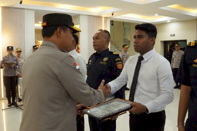 Berhasil Ungkap Kasus 11 Juta Rokok Ilegal di Perbatasan, Kapolda NTT Beri Penghargaan kepada Personel Polri dan Bea Cukai