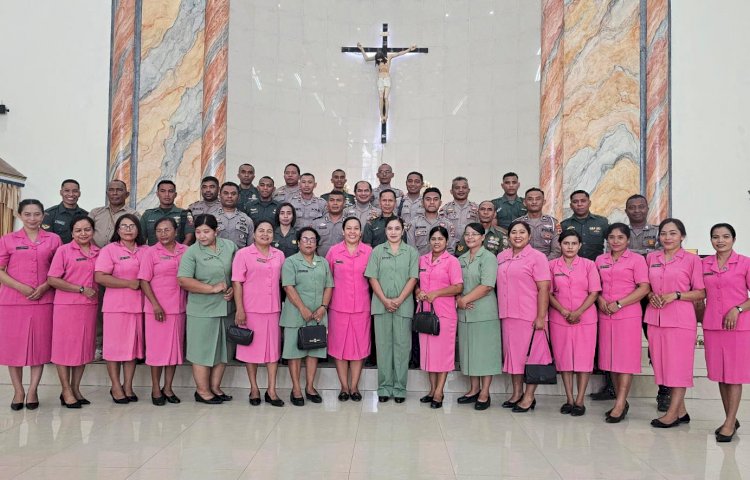 Sinergi TNI–Polri di Sumba Timur, Kompak Isi Koor Misa Minggu Paskah Ke VI