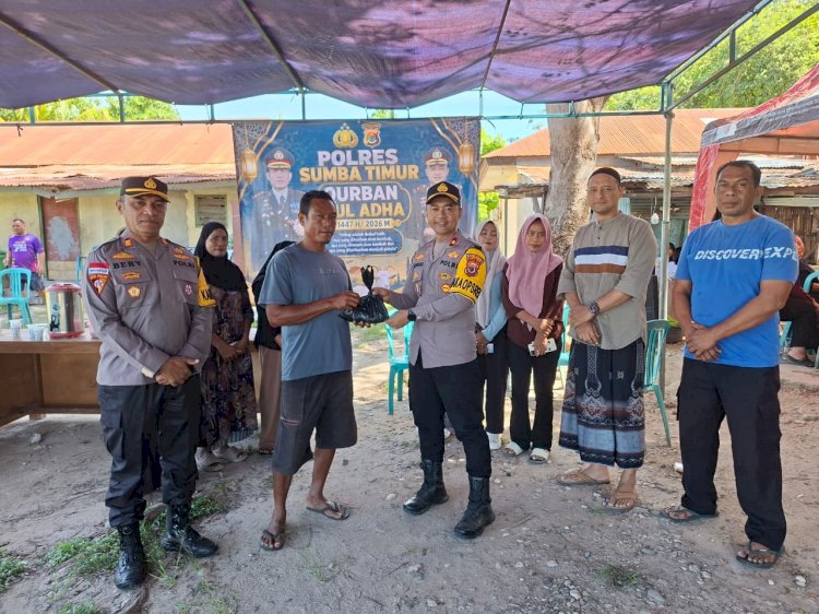 Momentum Iduladha 1447 H, Polres Sumba Timur Bagikan Daging Kurban kepada Warga