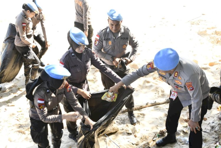 Kabidpropam Polda NTT Pimpin Penyematan Baret Biru dan Aksi Bersih Pantai Pasir Panjang