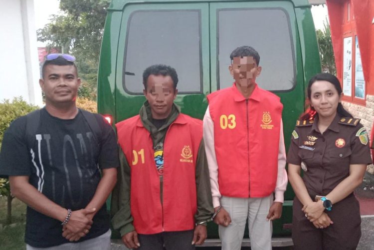 Aksi Lempar Rumah Berujung Hukum: Dua Tersangka di Sumba Timur Dilimpahkan ke Kejaksaan