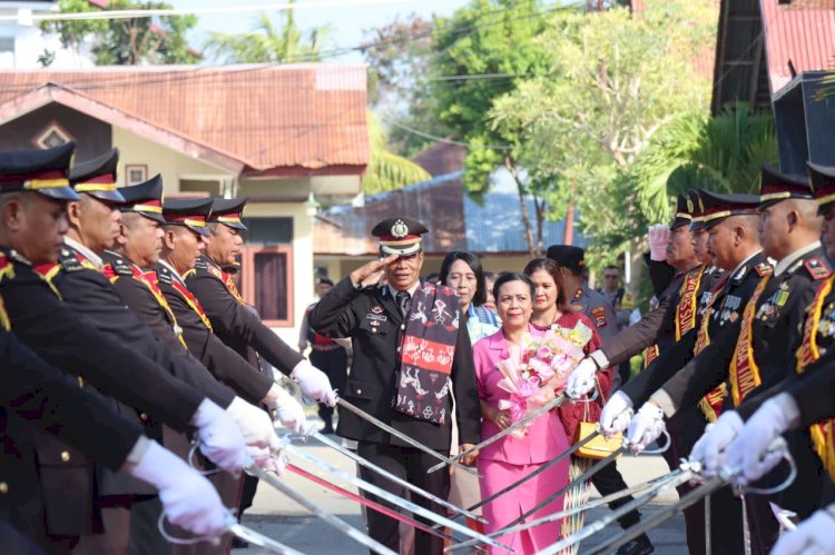 Polres Sumba Timur Gelar Tradisi Pedang Pora, Lepas Empat Personel Purnabakti dengan Penuh Kehormatan