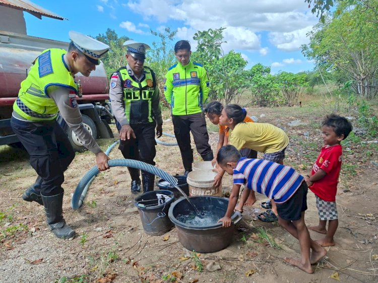 Sambut Hari Bhayangkara ke-80, Polres Sumba Timur Salurkan 10.000 Liter Air Bersih untuk Warga Padadita