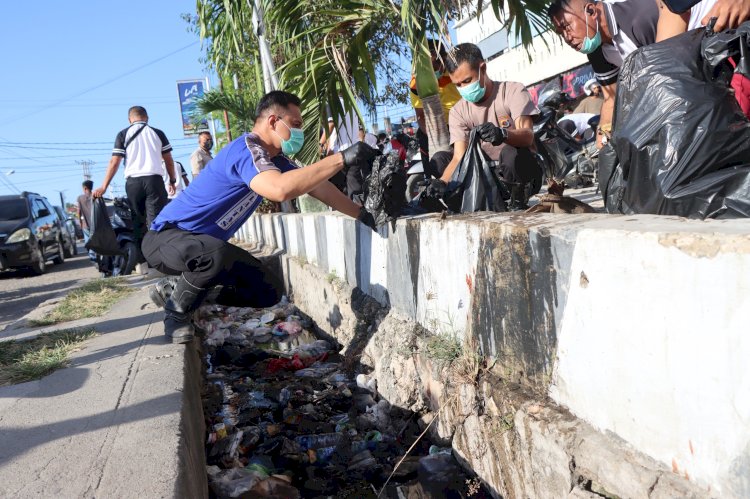 Sambut Hari Bhayangkara ke-80, Polres Sumba Timur Bersihkan Sampah di Pasar Inpres Matawai