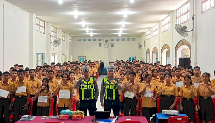 Sat Lantas Polres Sumba Timur Tanamkan Budaya Tertib Berlalu Lintas kepada 400 Pelajar SMA Andaluri Waingapu