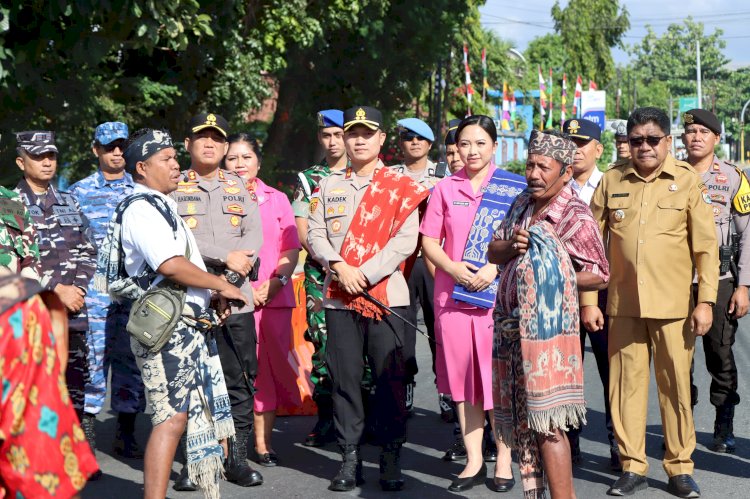 Tradisi Adat Panggarang Tau dan Gerbang Pora Sambut Kapolres Sumba Timur yang Baru