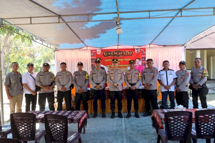 Kunjungi Polsek Umalulu, Kapolres Sumba Timur Tekankan Pelayanan Humanis dan Profesional