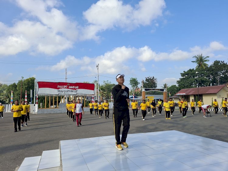 Jaga Kebugaran Personel, Kapolres Sumba Timur Pimpin Olahraga Bersama