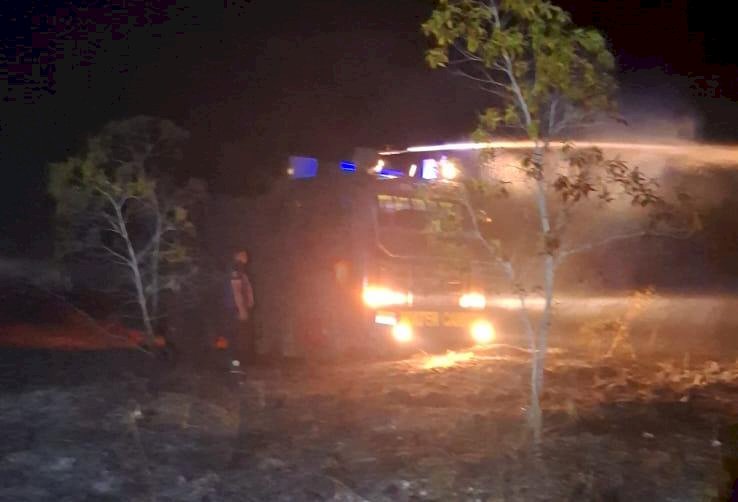 Dapat Informasi Warga, Polres Sumba Timur Kerahkan Water Cannon Padamkan Kebakaran Lahan di Laendeha