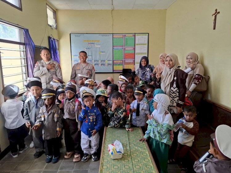 Polisi Sahabat Anak, Polsek Umalulu Kenalkan Profesi Kepolisian kepada Peserta Didik TK RA Al-Mu’min