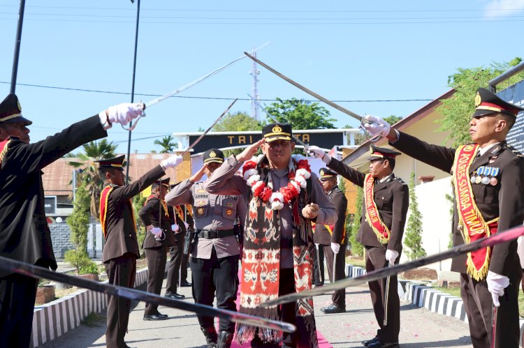 Tiba di Polres Sumba Timur, AKBP Nanang Wahyudi Disambut Panggarang Tau dan Pedang Pora