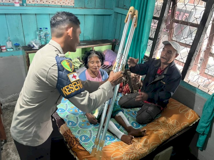 Wujud Kepedulian Polri, Divhumas Polri Salurkan Bantuan Kemanusiaan Bagi Warga Terdampak Gempa di Manggarai