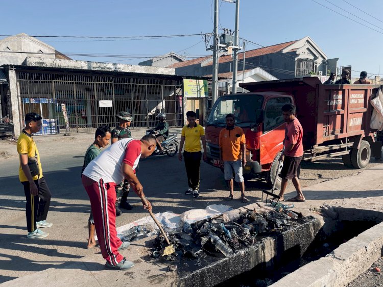 Wujudkan Lingkungan Bersih dan Sehat, Polres Sumba Timur Dukung Gerakan Jumat Bersih