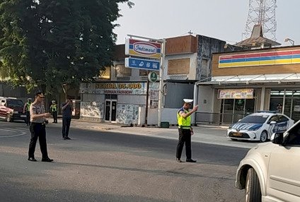 Utamakan Keselamatan Pengguna Jalan, Kapolres Sumba Timur Turun Langsung Atur Lalu Lintas