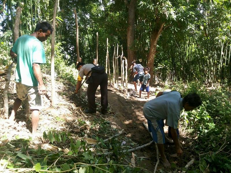 Bersama Warga, Bhabinkamtibmas Kelurahan Malumbi Sumba Timur Bergotong Royong Buat Pagar Keliling