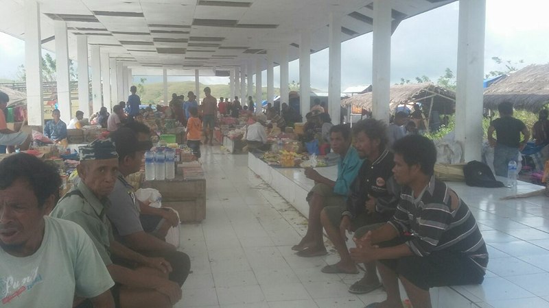 Laksanakan Pengamanan di Pasar Mingguan, Bhabinkamtibmas Desa Pambonjara Sumba Timur Beri Imbauan Kamtibmas