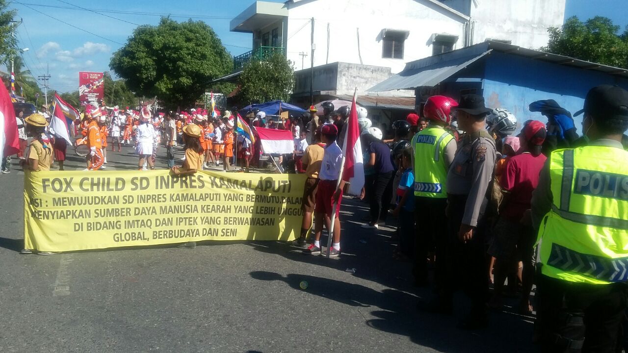 Ratusan Personel Polres Sumba Timur Amankan Karnaval Dalam Rangka Menyambut Hut RI Ke - 71