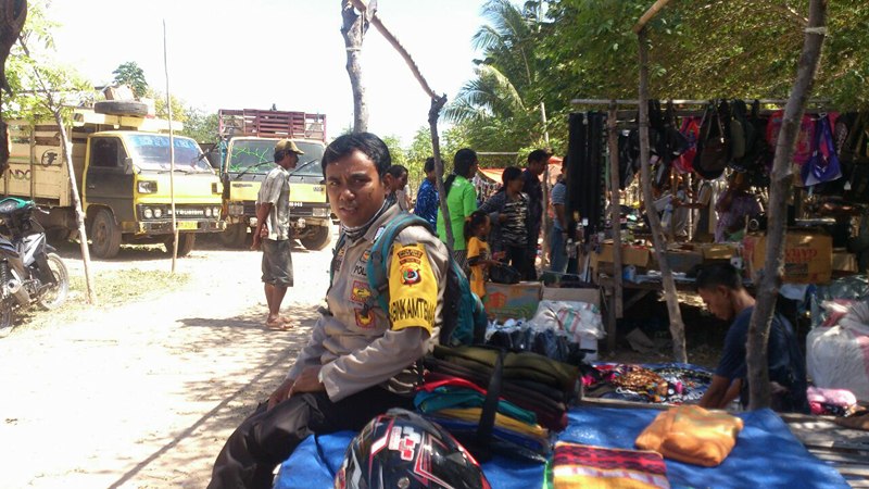 Cegah Penjualan Ternak Hasil Curian, Bhabinkamtibmas Mondu Laksanakan Patroli Dan Pengamanan Di Pasar Mingguan