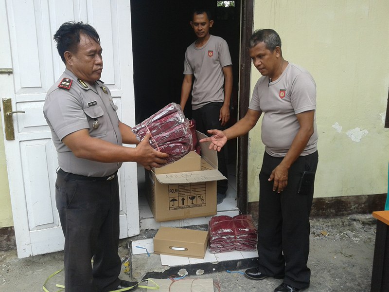 Subbag Sarpras Distribusikan Kaporlap Kepada Anggota Polres Sumba Timur