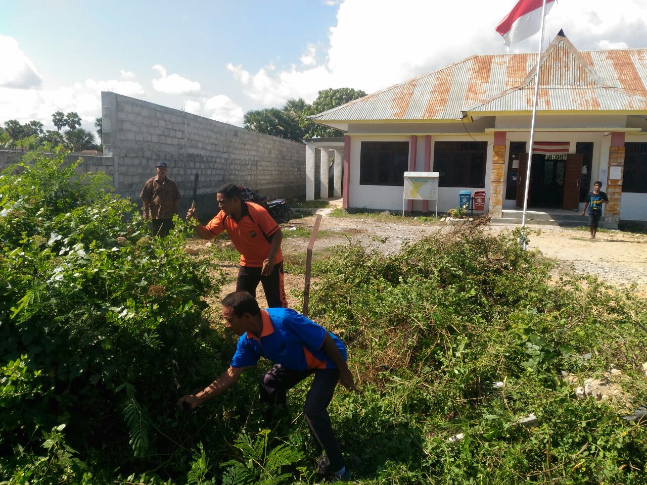 Bersama Staf Kelurahan, Bhabinkamtibamas Prailiu Laksanakan Kegiatan Gotong Royong