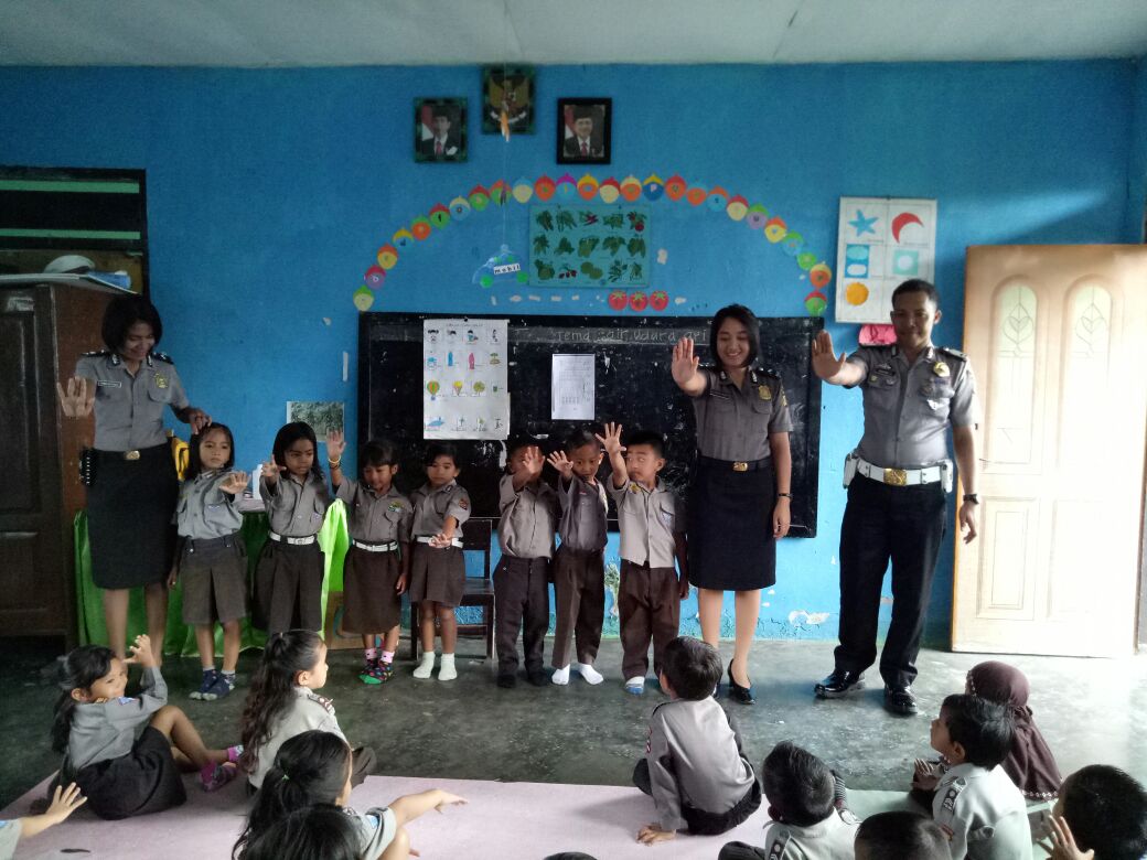 Mengajar Di TK Bhayangkari, Polwan Sumba Timur Kenalkan Tertib Berlaluintas