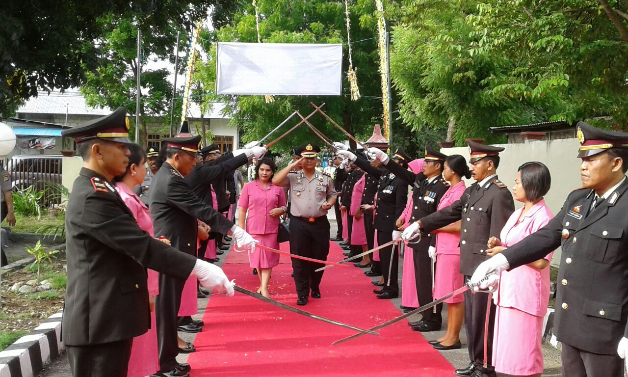 Tradisi Pedang Pora Dan Tarian Manunggal TNI-Polri Sambut Kedatangan Kapolres Sumba Timur Yang Baru