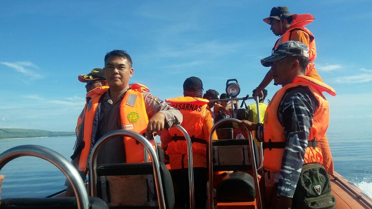 Bersama Basarnas Dan Pos TNI AL, Satsabhara Polres Sumba Timur Lakukan Pencarian Nelayan Hialng Saat Melaut