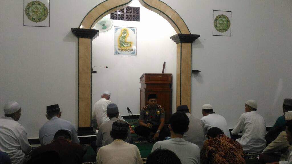 Pererat hubungan silahturahmi antar umat beragama, pesan Kapolsek Waingapu Kota saat menyampaiakan pesan kamtibmas di Masjid Al-Muhajirin, Pakamburung