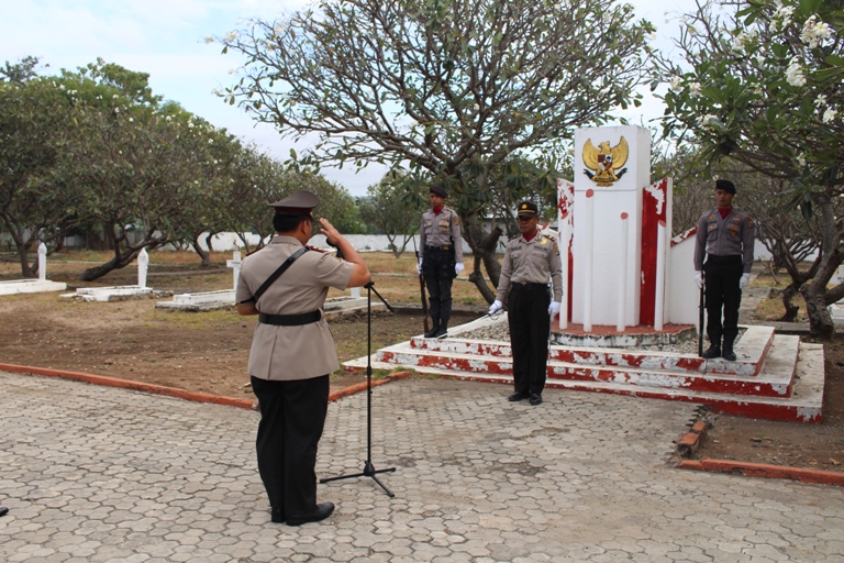 Peringati HUT Bhayangkara ke 71, Polres Sumba Timur gelar upacara ziarah Taman Makam Pahlawan Umbu Ndawa Kareuk dan tabur bunga di Pelabuhan Rakyat Waingapu