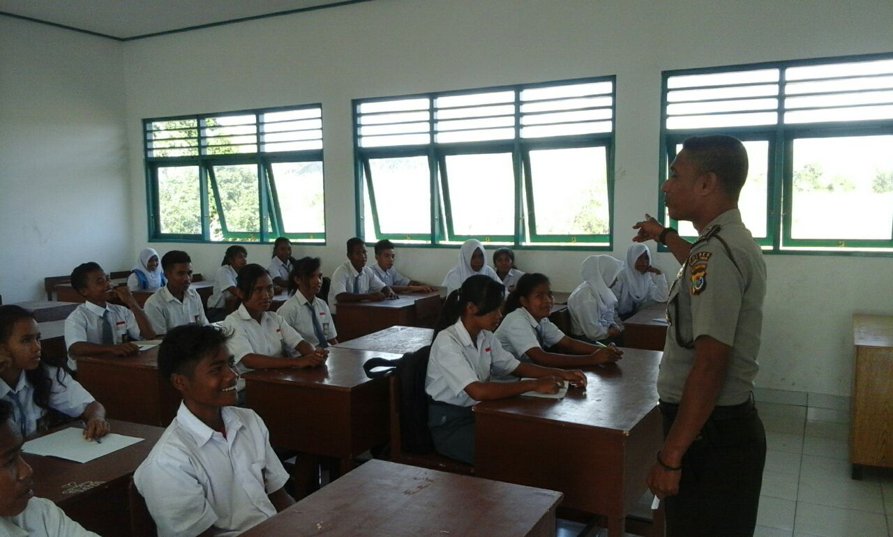 Polisi Peduli Dunia Pendidikan : Bripka Munawir sisihkan waktu  jadi guru sukarela di SMA Negeri 1 Rindi