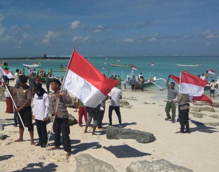 Jaga keutuhan NKRI, TNI-Polri bersama masyarakat Kibarkan Bendera Merah Putih dipulau perbatasan